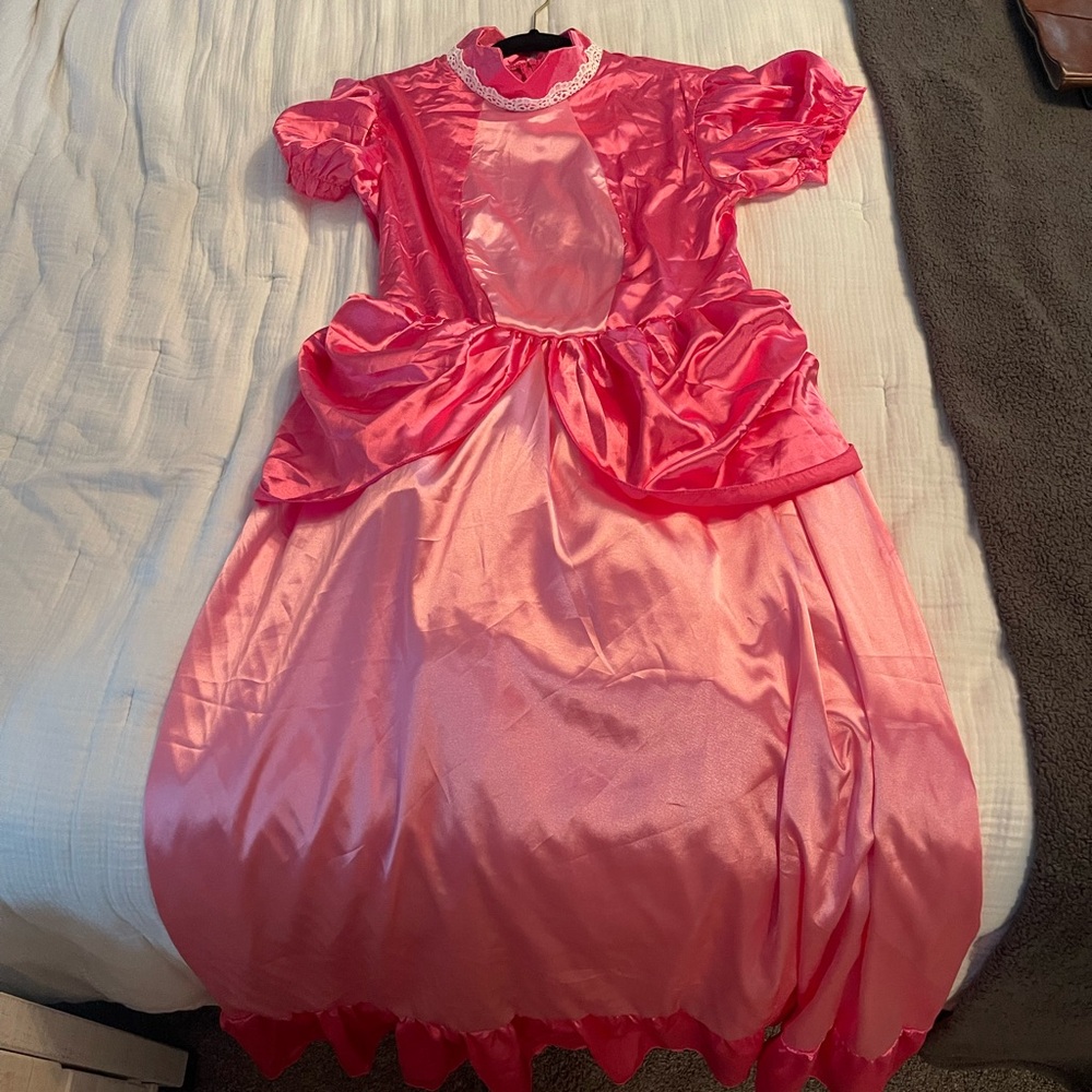 Womens L Princess Peach Costume.Runs small(fits like size 8). Tried on/not worn